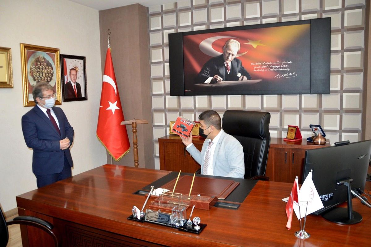 İl Sağlık Müdürünün koltuğuna oturan otizmli Eren Aksoy, TMM\'ye dikkat çekti