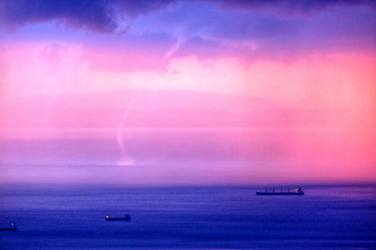 İskenderun Körfezi\'nde yağmurlu hava ile günbatımı kartpostallık görüntü oluşturdu