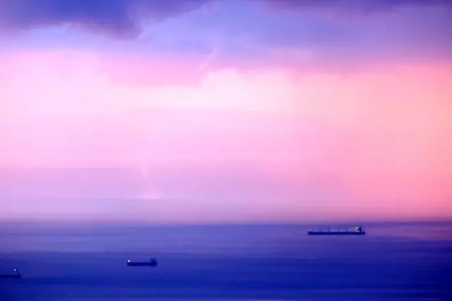 İskenderun Körfezi'nde yağmurlu hava ile günbatımı kartpostallık görüntü oluşturdu İskenderun Körfezi'nde yağmurlu hava ile günbatımı kartpostallık görüntü oluşturdu