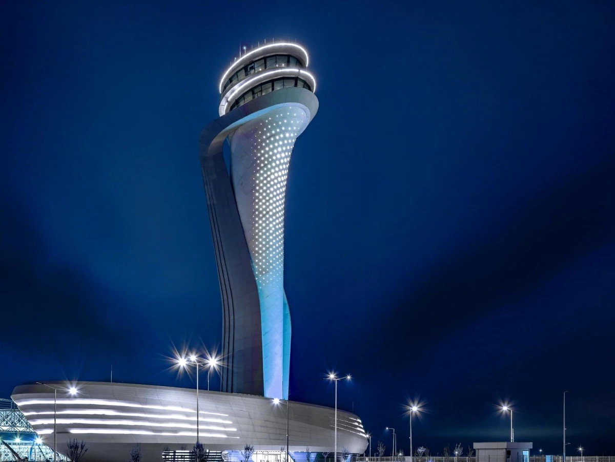 İstanbul Havalimanı\'nın ödüllü kulesinin ışıkları otizm farkındalığı için maviye döndü
