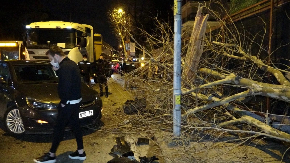 Kadıköy\'de kontrolden çıkan lüks otomobil faciaya davetiye çıkardı: 3 yaralı