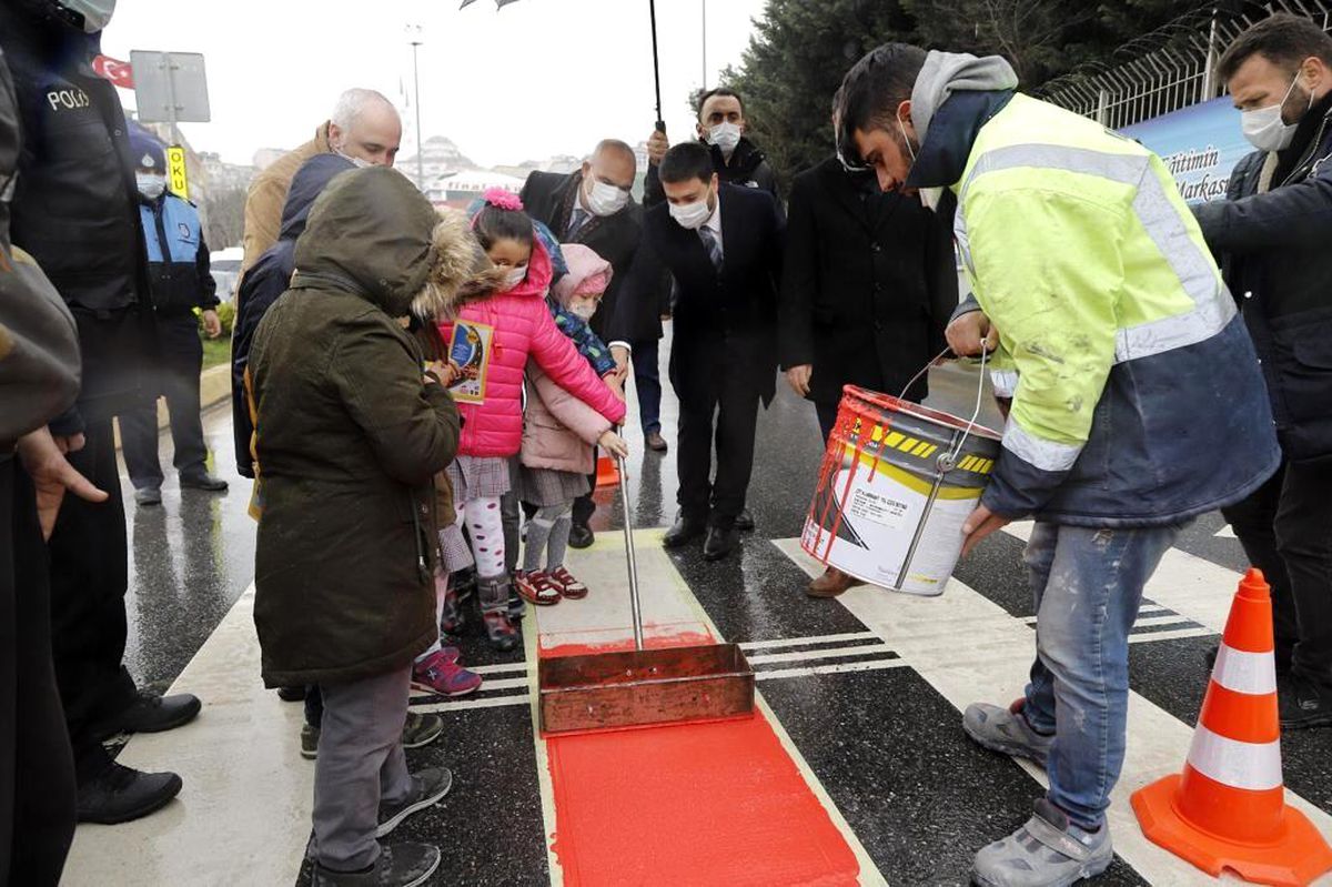 Kağıthane\'de yaya geçitlerinde \'Kırmızı Çizgi\' dönemi