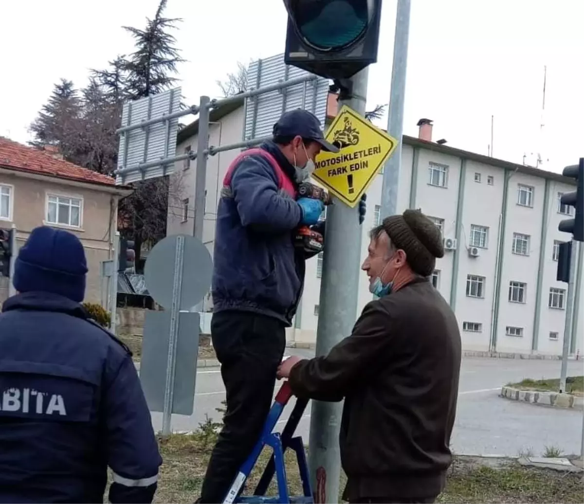 Kavşaklara motosiklet uyarı levhası