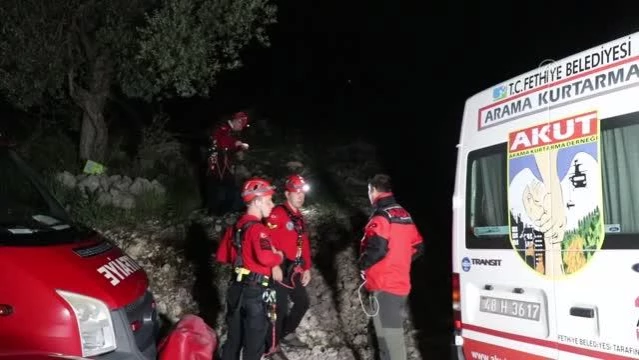 Kayalıklardan düşen kişi 4 saatte kurtarıldı