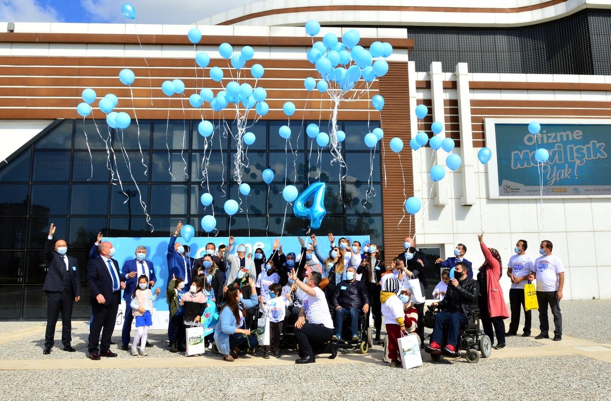 Manavgat, otizm farkındalığı için maviye büründü