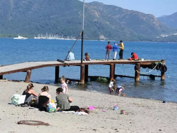 Marmaris'te güneşi görenler sahilleri doldurdu