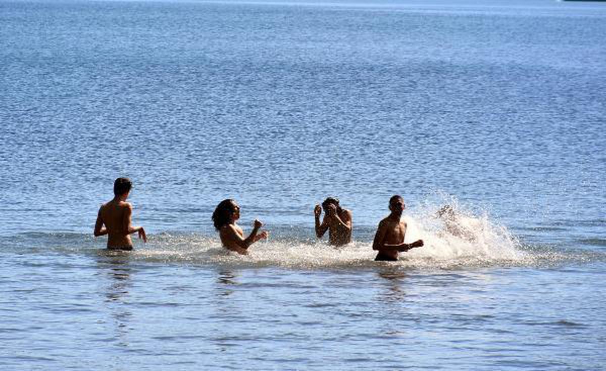 Marmaris\'te güneşi görenler sahilleri doldurdu