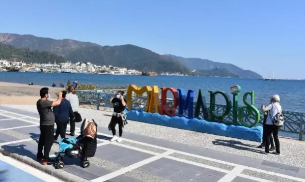 Marmaris'te güneşi görenler sahilleri doldurdu