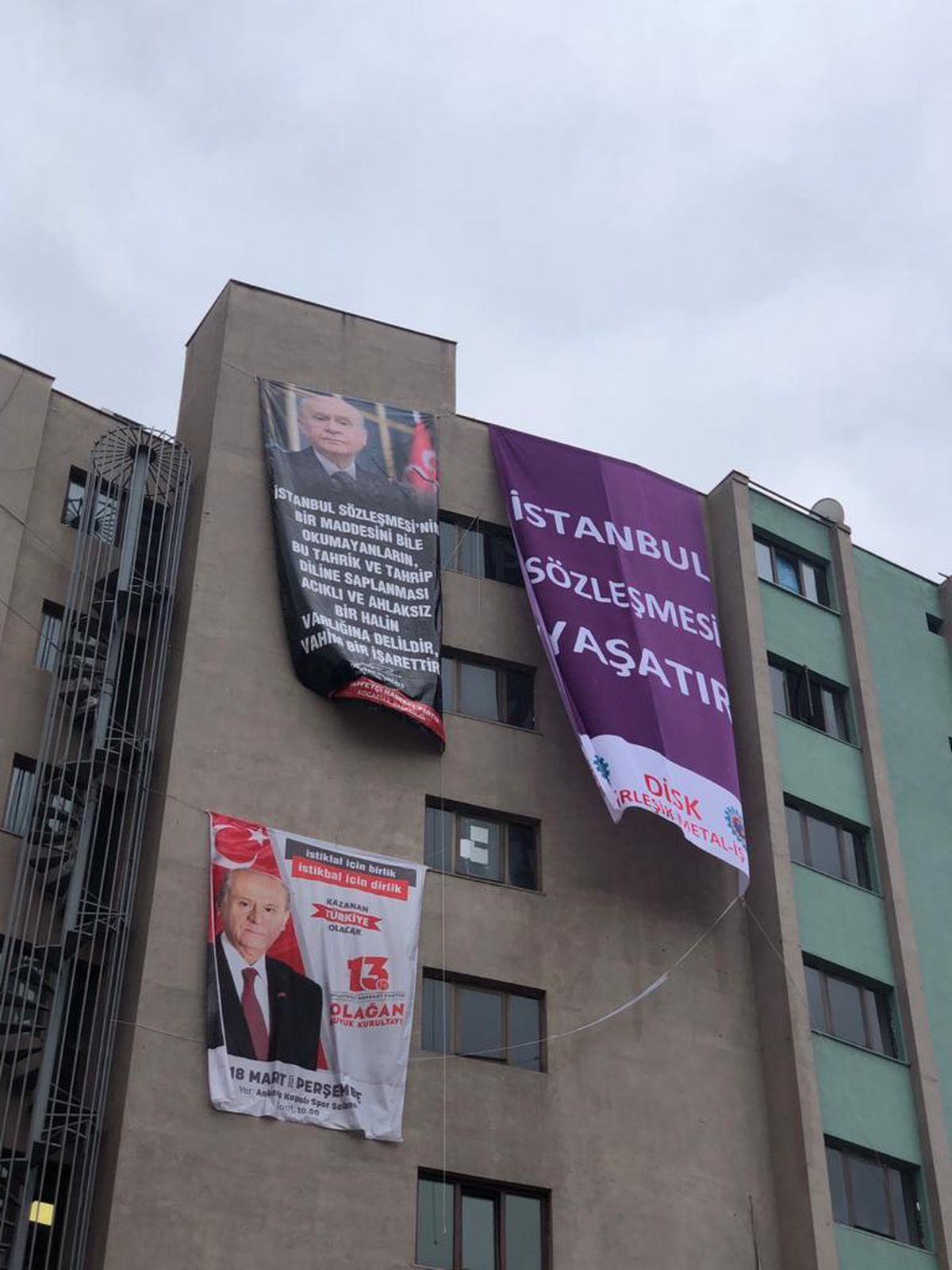MHP, Kocaeli İl Binası'na asılan 'İstanbul Sözleşmesi yaşatır' afişinin yanına Bahçeli'nin afişini astı