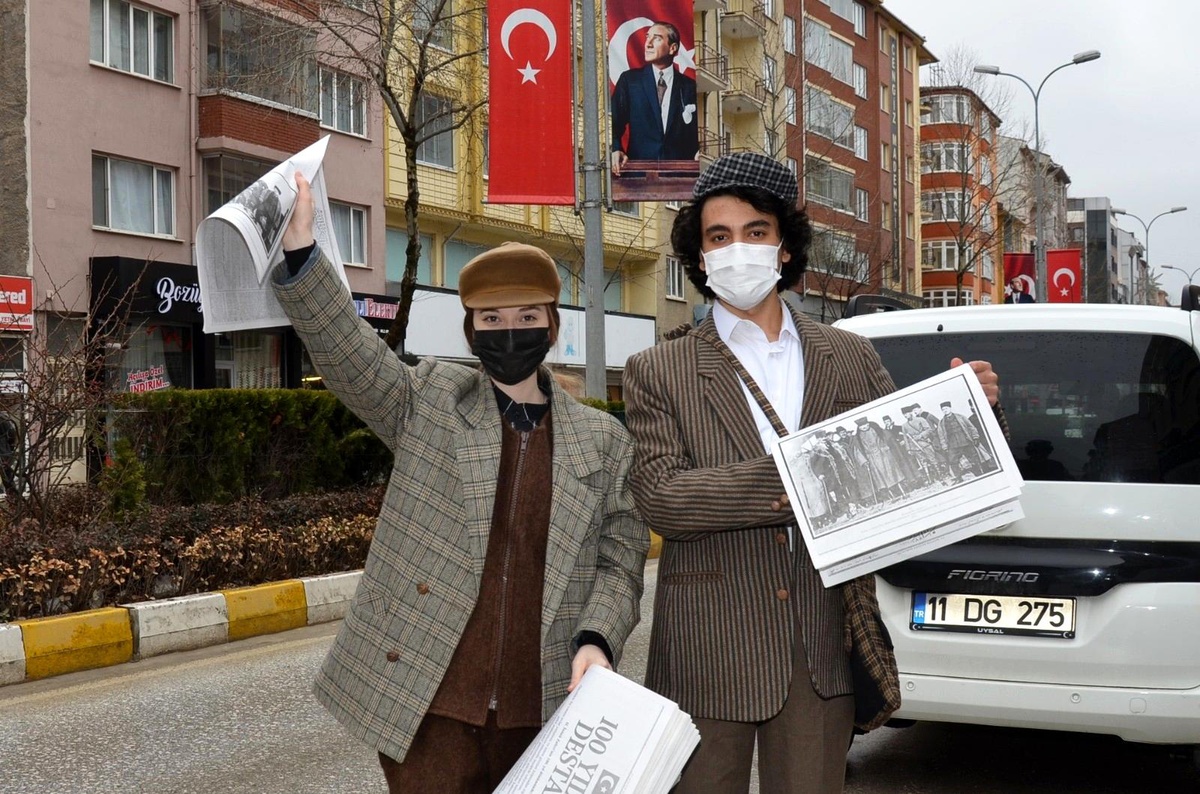 O yıllara özgü giyinip "Yazıyor, yazıyor, 100 yıllık destan yazıyor" diye bağırarak gazete dağıttılar