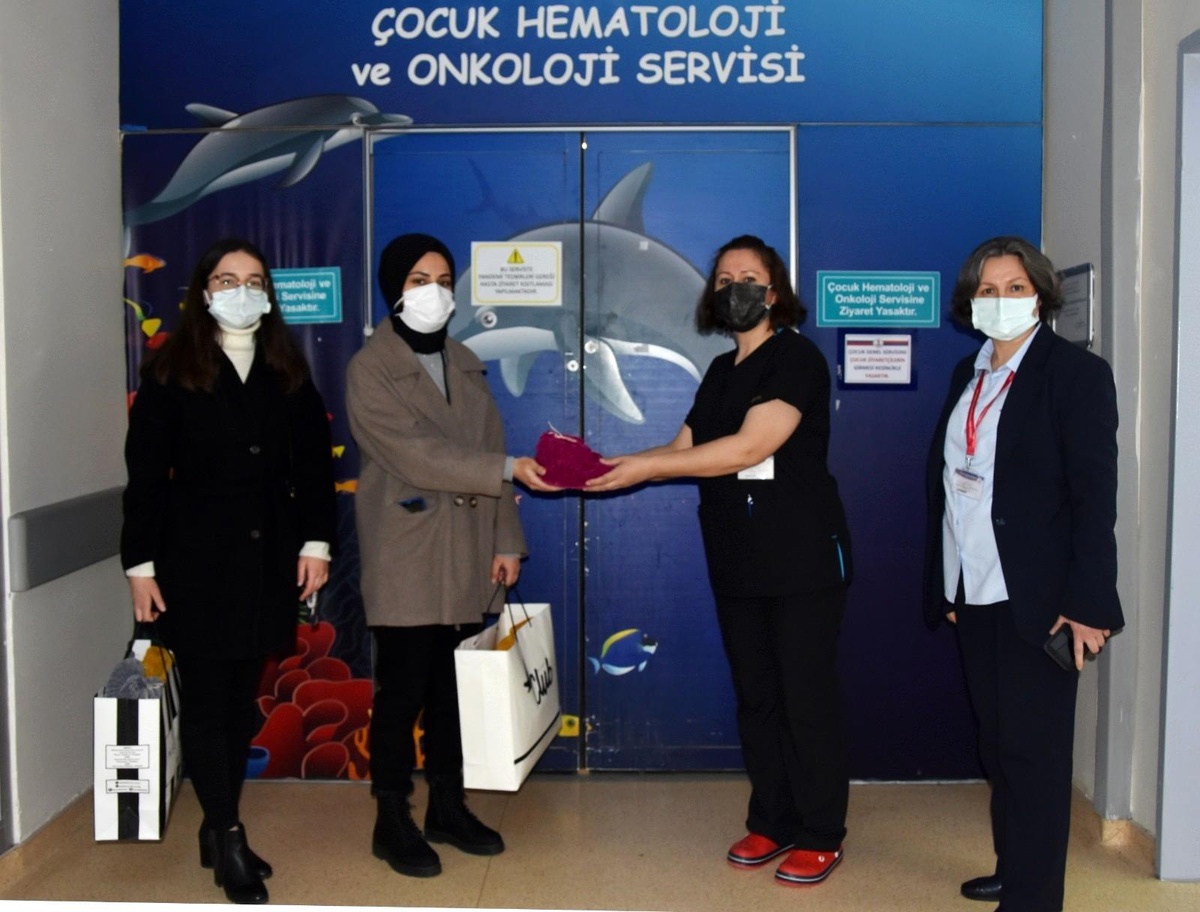 OMÜ\'lü öğrenciler hasta çocuklar için patik ördü