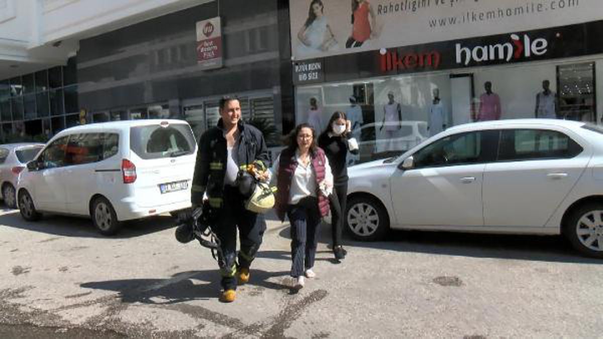 Otelde yangın çıktı; terasa çıkan müşteriler zor anlar yaşadı (2)