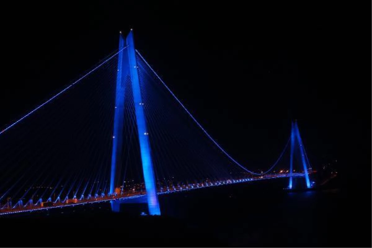 "Otizm Farkındalık Günü"nde Boğaz köprüleri maviye büründü