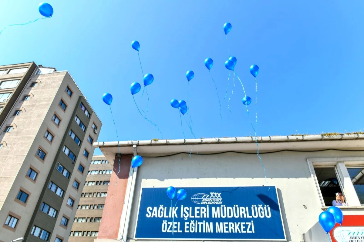 Otizm Farkındalık Günü\'nde mavi balon uçurdular