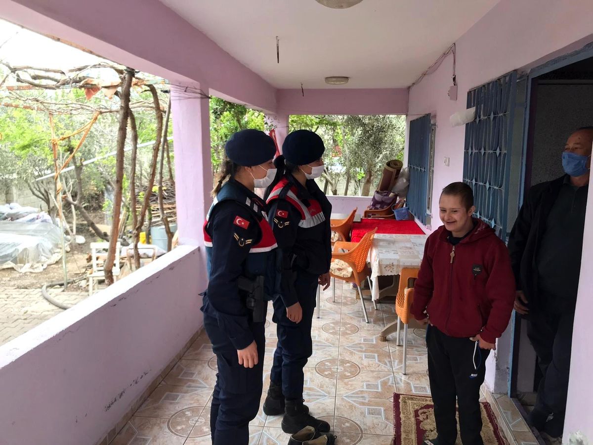 Son dakika haber... Otizmli gence jandarmadan sürpriz