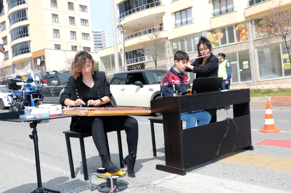 Otizmli piyanistten yaya geçidinde resital
