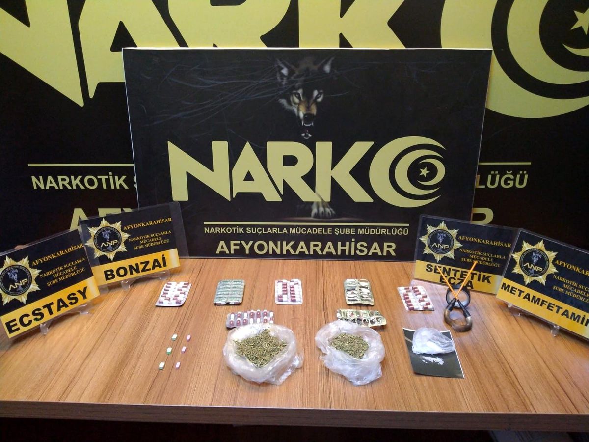 Son dakika! Polisi görünce uyuşturucu maddeleri yola attılar