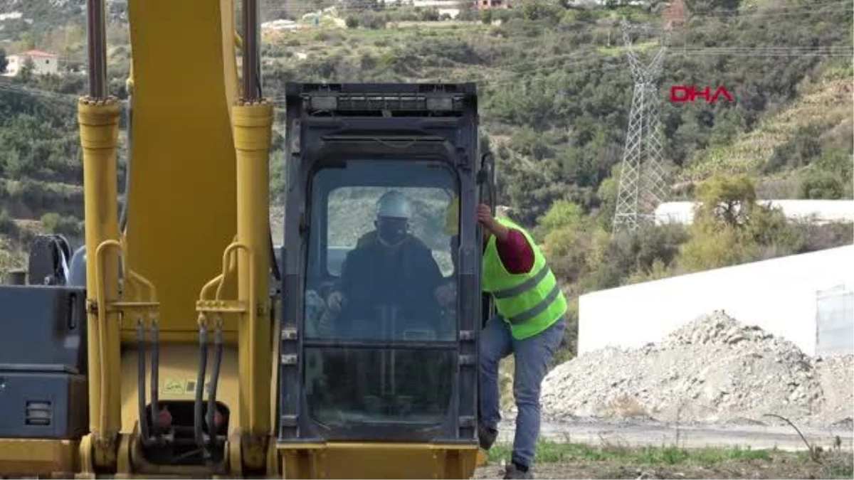 SPOR Alanyaspor Başkanı Çavuşoğlu, kepçenin başında tesislerin temelini inceledi