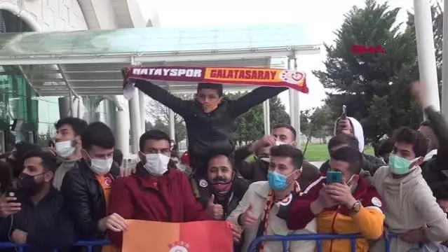 SPOR Galatasaray kafilesi Hatay'da çiçeklerle karşılandı