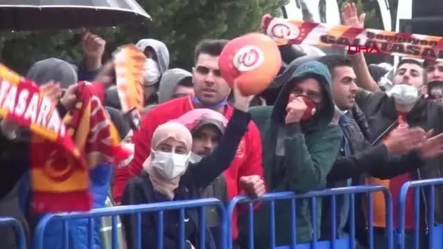 SPOR Galatasaray kafilesi Hatay'da çiçeklerle karşılandı