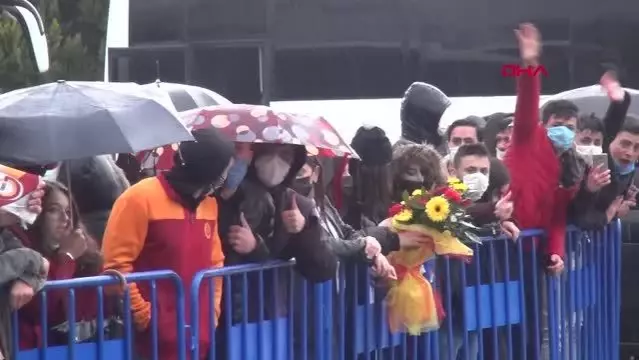 SPOR Galatasaray kafilesi Hatay'da çiçeklerle karşılandı