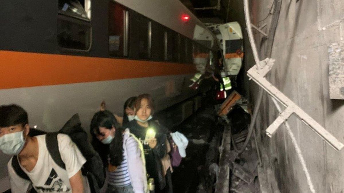 Tayvan\'da yolcu treni tünelde raydan çıktı: En az 34 ölü