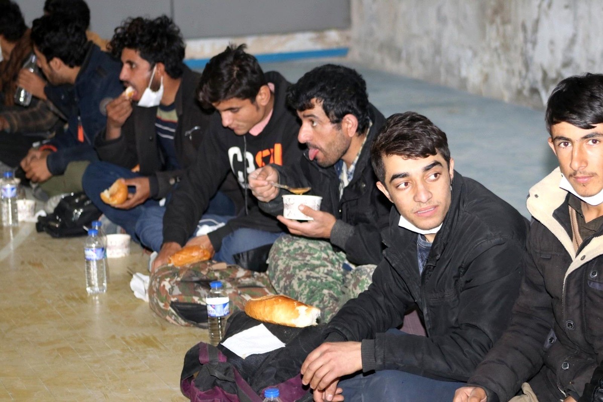 Tırın dorsesinde yakalanan 218 göçmene şefkat eli