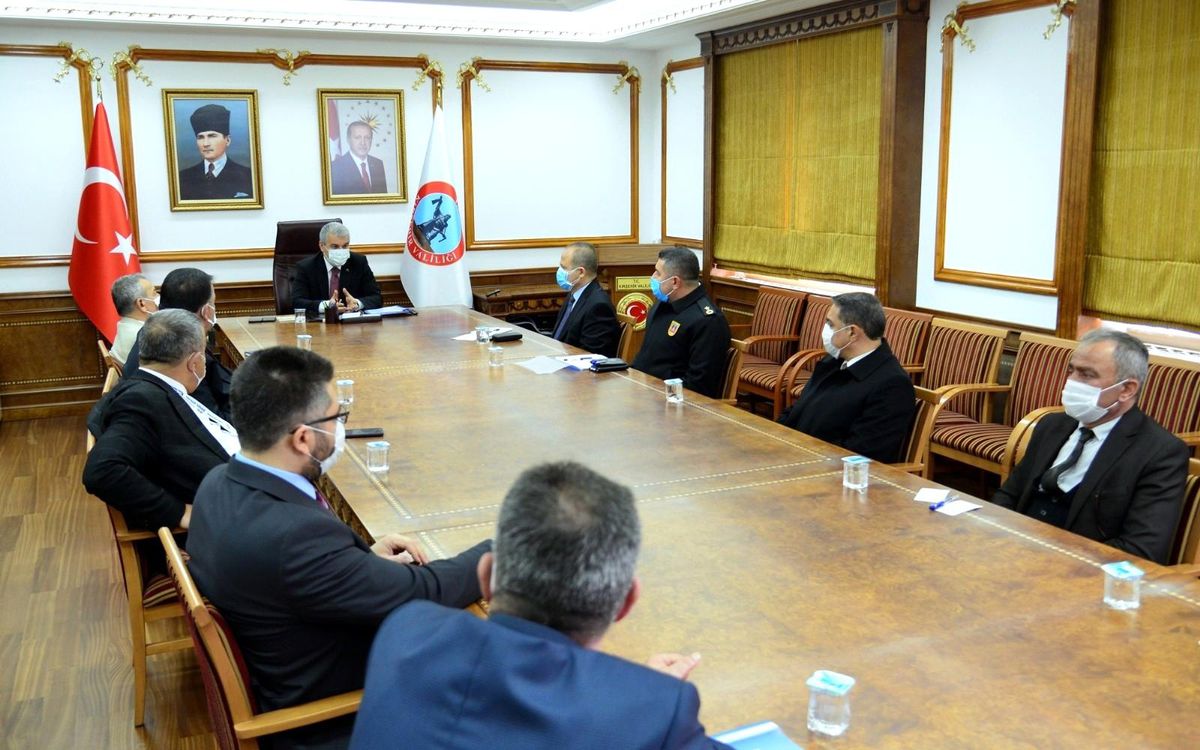 Vali Akın, "Aile içi görüşmelerden kaçının"