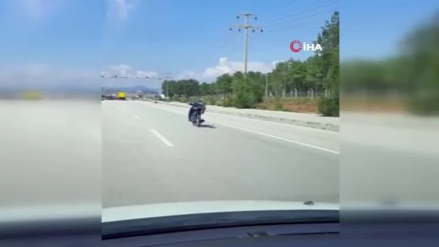 Yatarak tek elle motosiklet kullandı, kazaya davetiye çıkardı