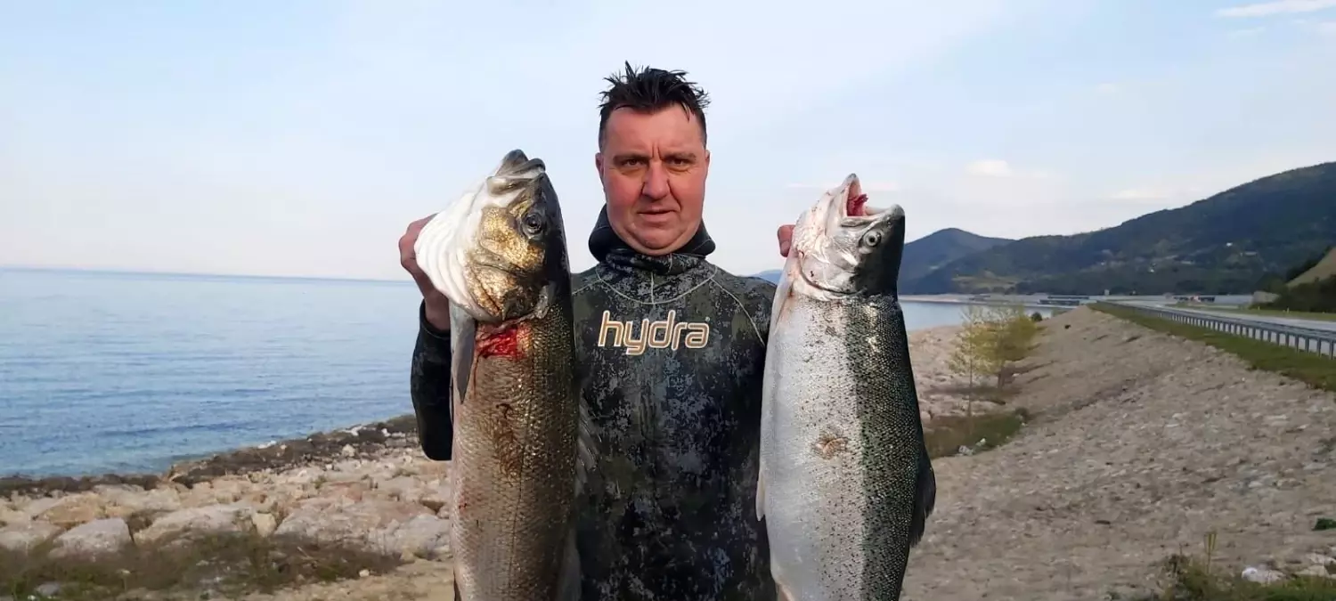 Zıpkınla 5\'er kiloluk levrek ve somon avladı