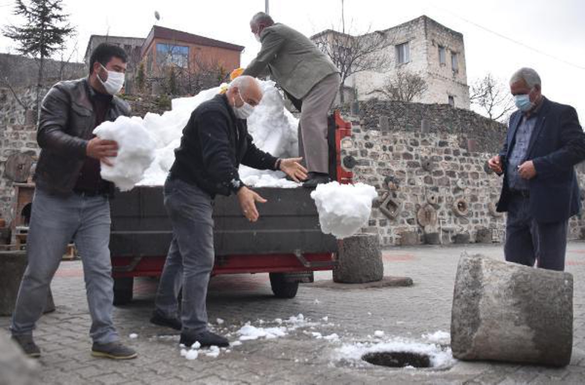400 yıllık kuyular yazın buz gibi su için karla dolduruldu