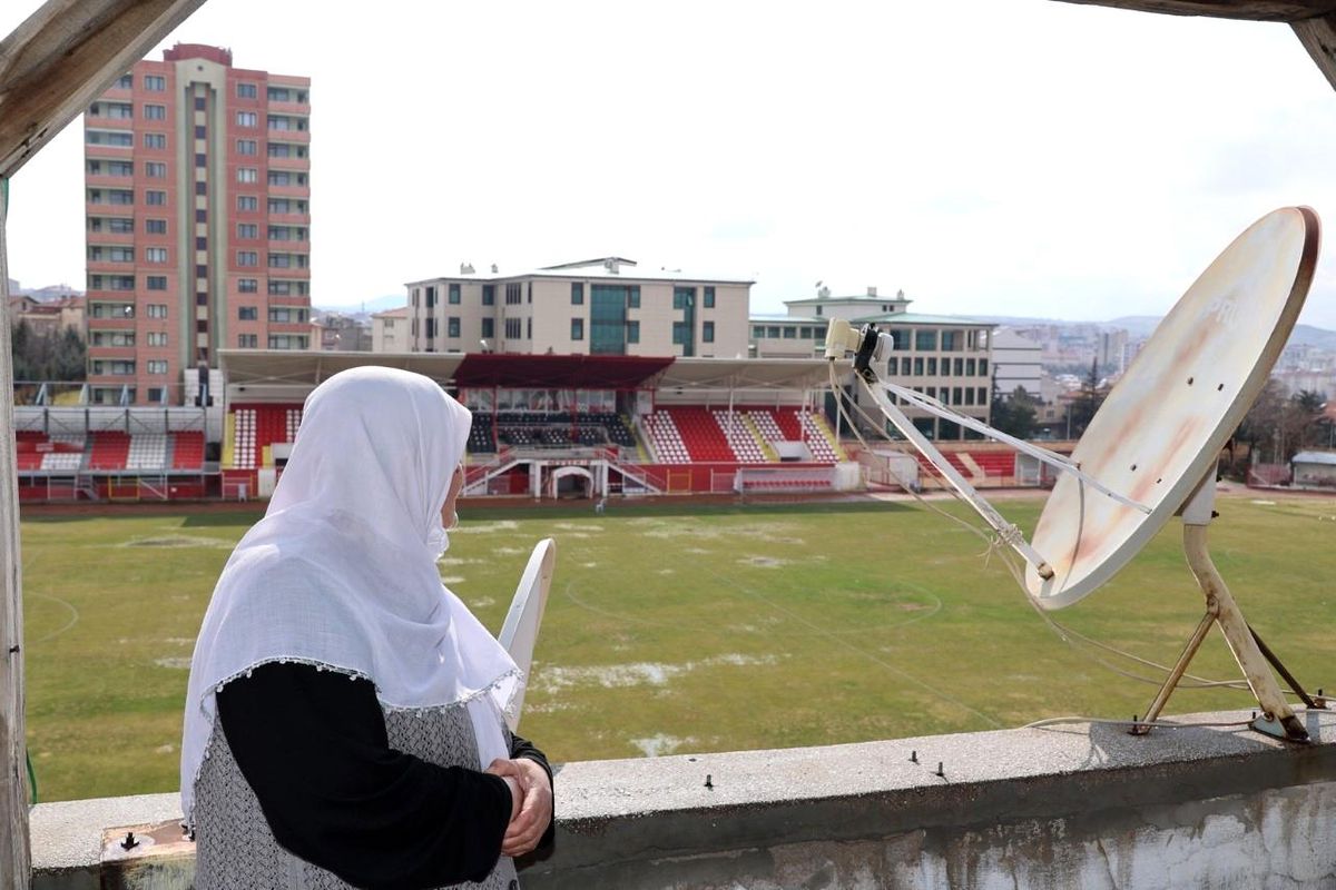 Nevşehir Belediyespor\'un 78 yaşındaki taraftarına imzalı forma hediye edildi