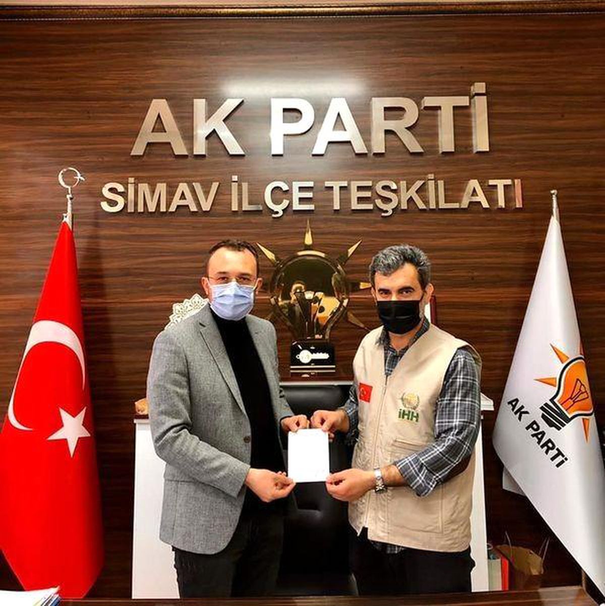 AK Parti İlçe Teşkilatı\'ndan \'Mazluma çatı ol\' kampanyasına destek