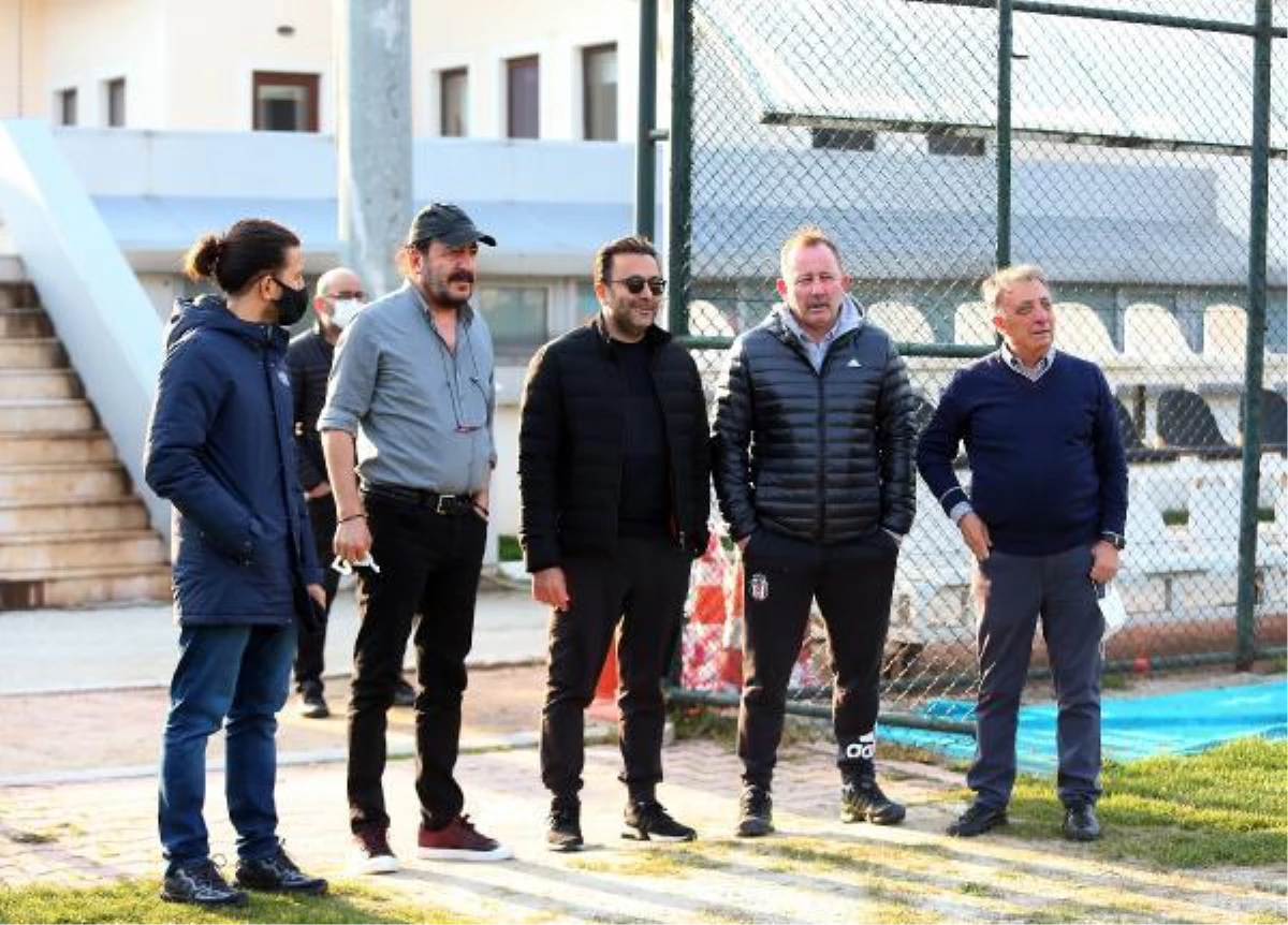 Beşiktaş Başkanı Ahmet Nur Çebi ve yöneticiler, futbol takımın antrenmanını takip etti