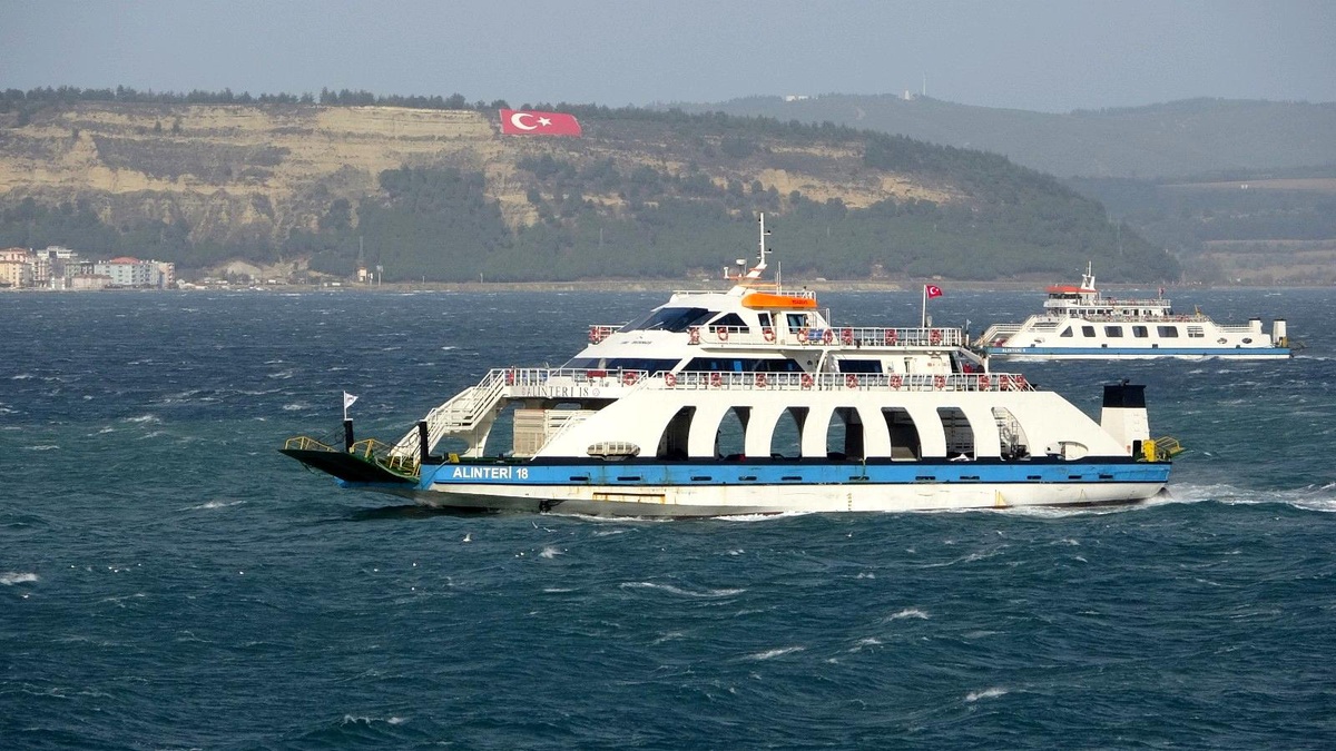 Gökçeada ve Bozcaada feribot seferlerine fırtına engeli