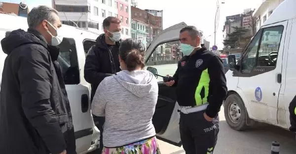 Eşinin şiddetinden kaçan kadın, çıplak ayaklarla polise sığındı Eşinin şiddetinden kaçan kadın, çıplak ayaklarla polise sığındı