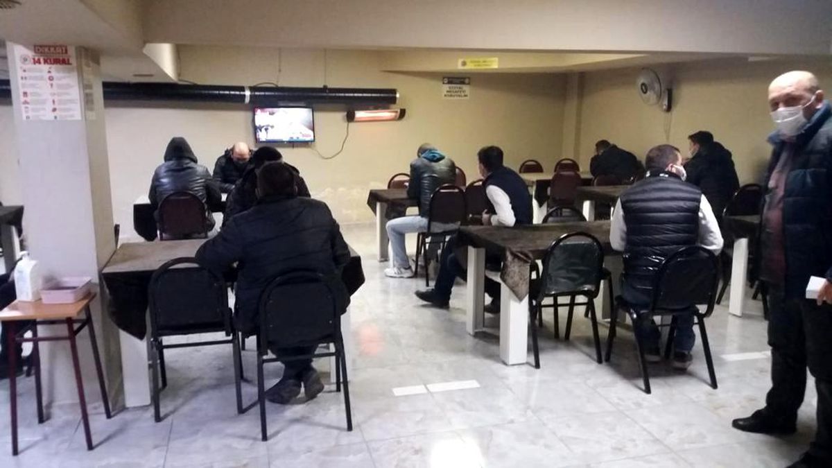 Son dakika haberi! Eskişehir\'de dernek binalarında kumar oynayan 138 kişiye 434 bin 700 lira ceza