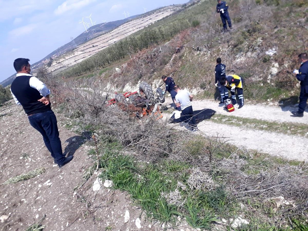 Devrilen traktörün altında kalan sürücü öldü
