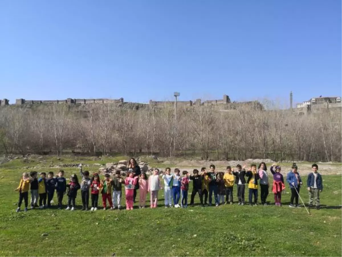 Diyarbakır\'da, ilkokul öğrencileriyle doğa yürüyüşü