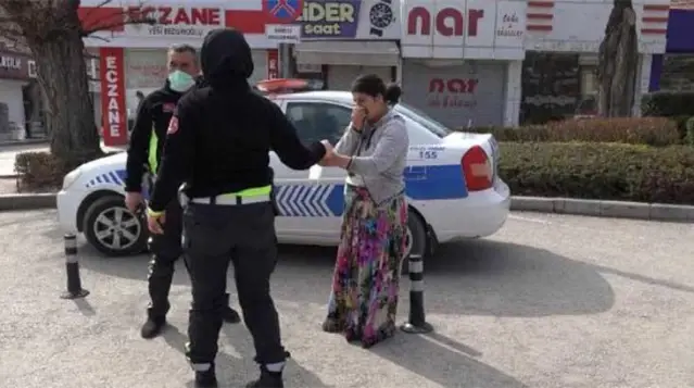 Eşinin şiddetinden kaçan kadın, çıplak ayaklarla polise sığındı Eşinin şiddetinden kaçan kadın, çıplak ayaklarla polise sığındı