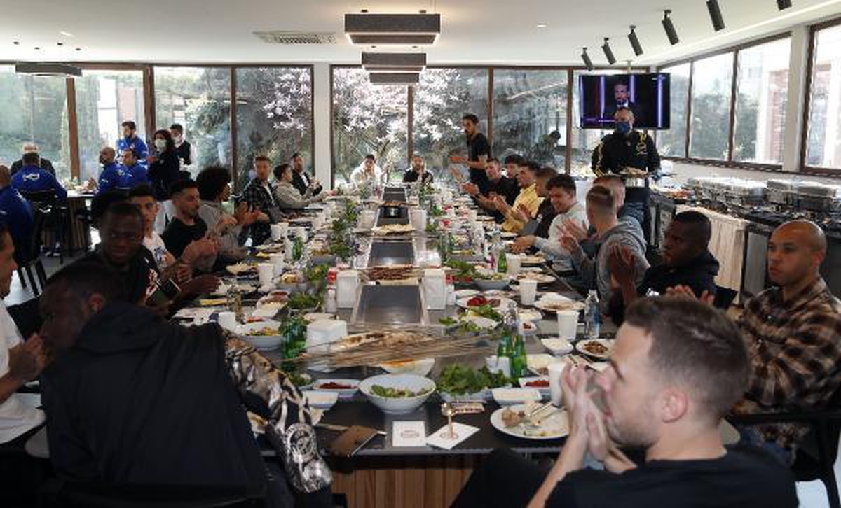 Fenerbahçe\'de yöneticiler ve futbol takımı barbekü organizasyonunda bir araya geldi