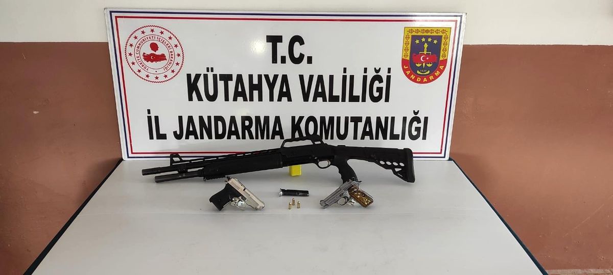 Gediz\'de bir evde ruhsatsız 2 tabanca ve av tüfeği ele geçirildi