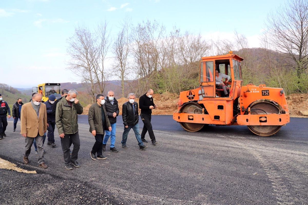 Heyelan olan yolda asfaltlama devam ediyor