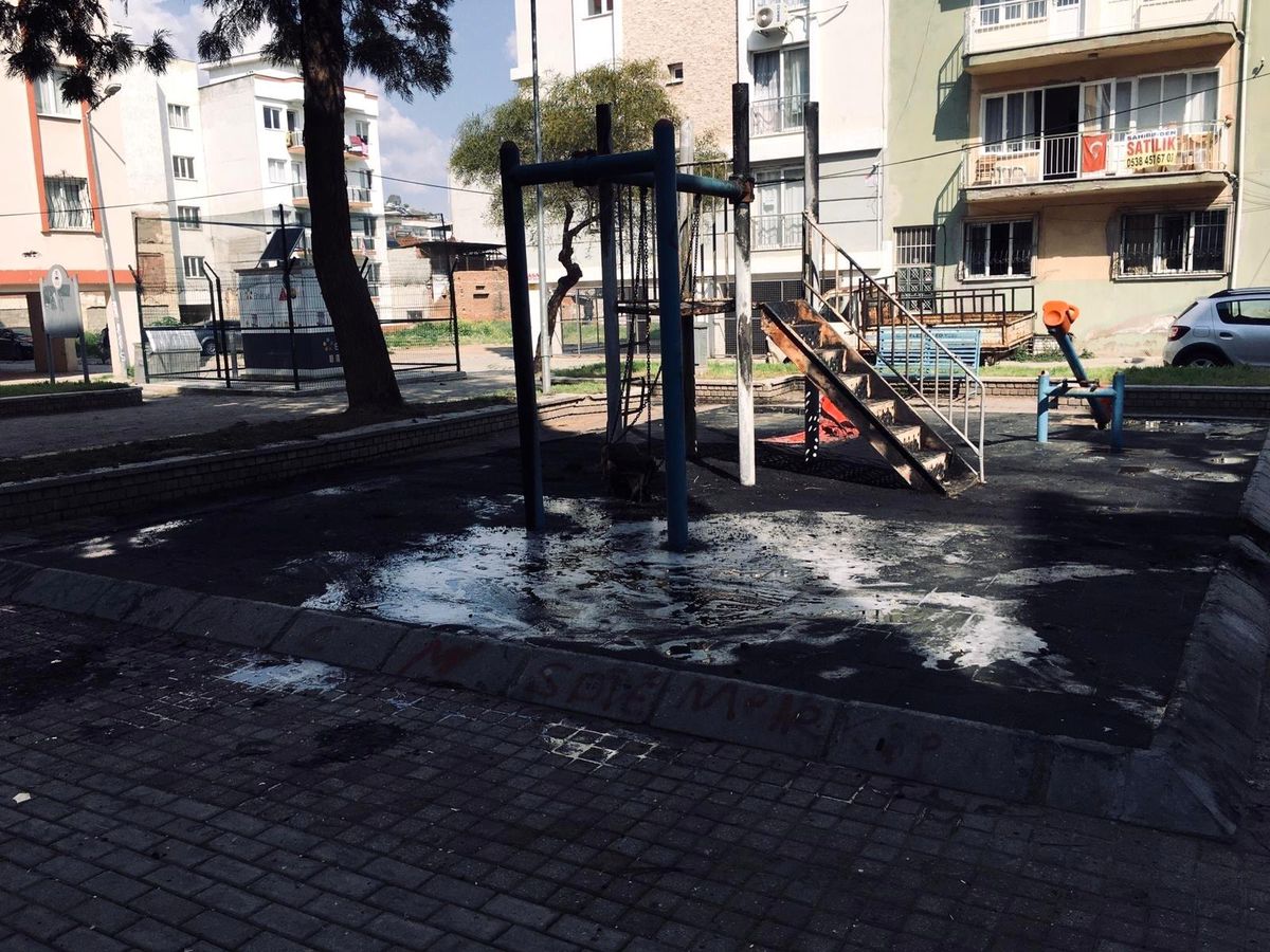 İçerisinde doğal gaz trafosu bulunan parkta çıkan yangın panikletti