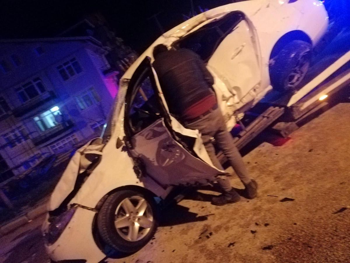 Isparta\'da otomobil ile ticari taksi çarpıştı: 3 yaralı