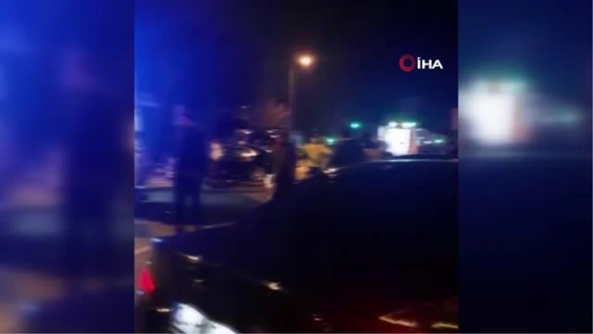 Kadıköy\'de kontrolden çıkan lüks otomobil önce otomobile ardından ağaca çarptı: 3 yaralı