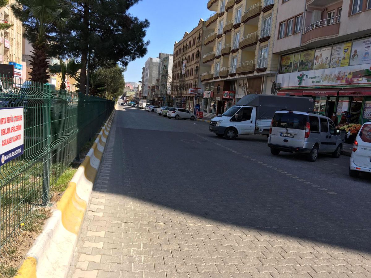 Kahta\'da caddel ve sokaklar boş kaldı