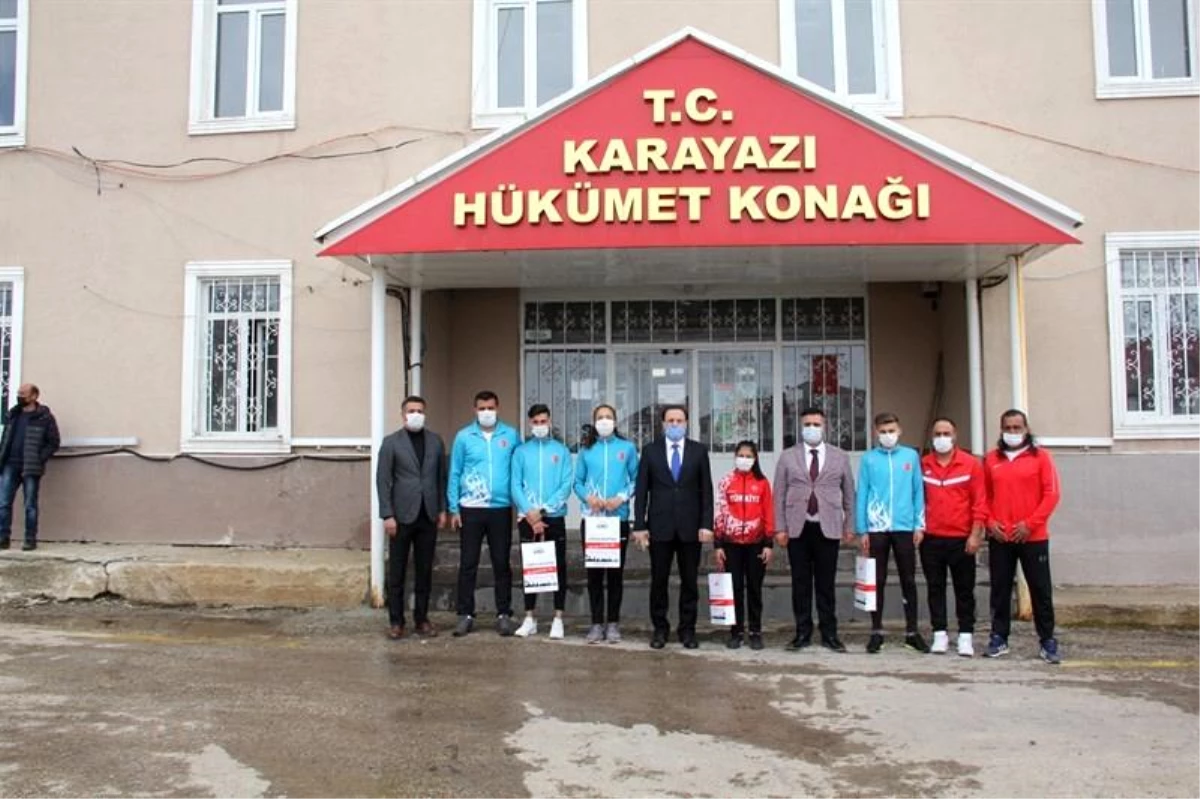 Karayazı Belediye Spor Kulübü\'nün başarısına Kaymakamdan plaket