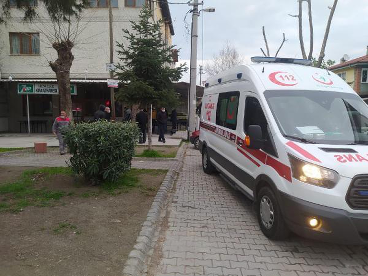 Kıraathanenin sundurma demirine kendini astı