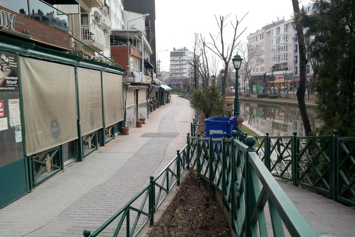 Kızaran Eskişehir\'in caddelerinde hafta sonu sessizliği